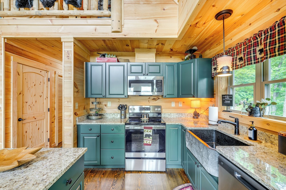 Hot Tub, Game Room & Views: Mars Hill Mtn Retreat!