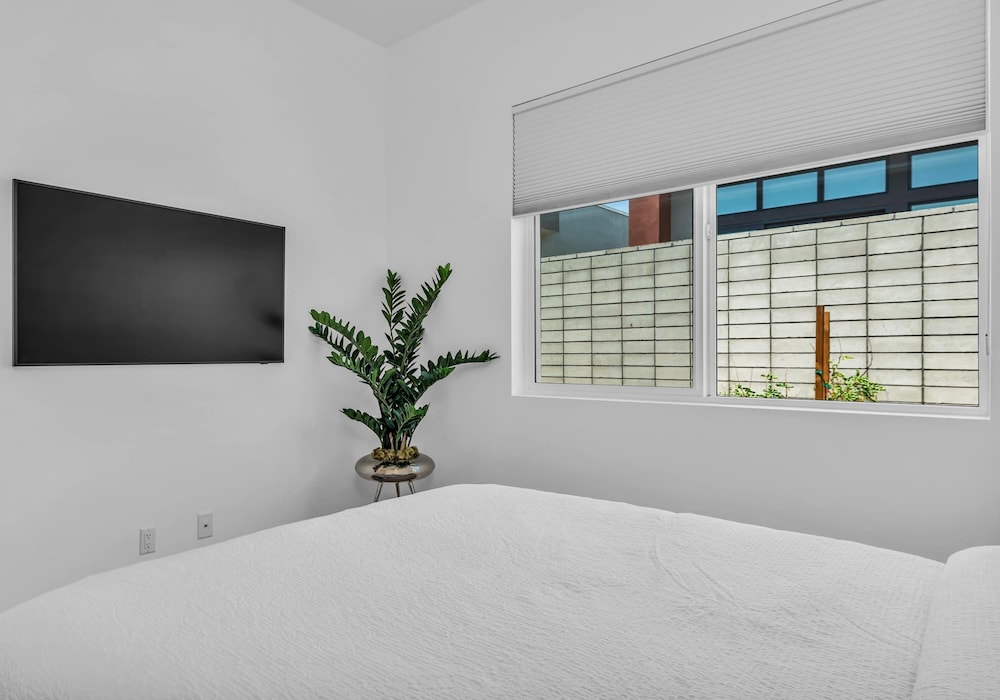 Modern Miralon - Sophisticated Retreat for Up To 5 w/ Resort Amenities