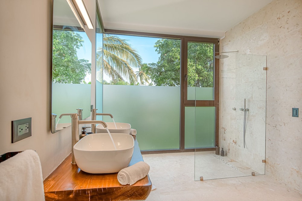 7-br Luxury Beachfront Paradise With Ocean Views