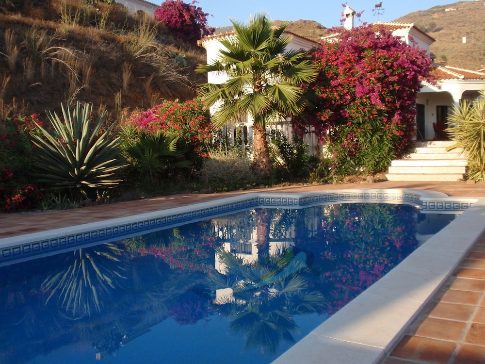 Comfortable Luxury Villa With Private Swimming Pool photo 1