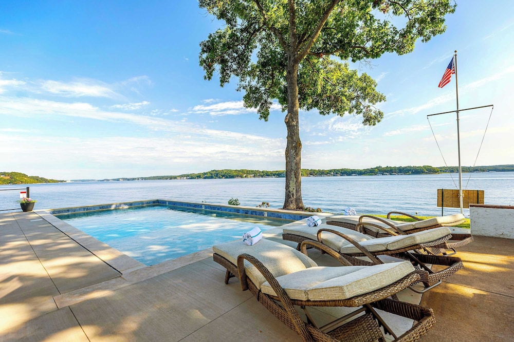 Panoramic Paradise - Lakefront Home for 15