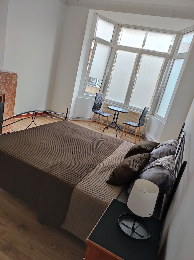 Room in B&B - Spacious Room With Beautiful View of the Koekelberg Basilica