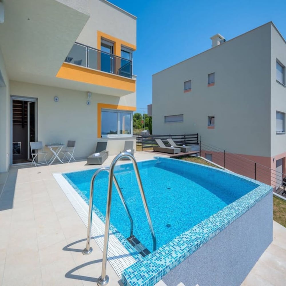 Villa Cedar - Fully Equipped Villa With 4 big Rooms for 8 Guests and a Seaview