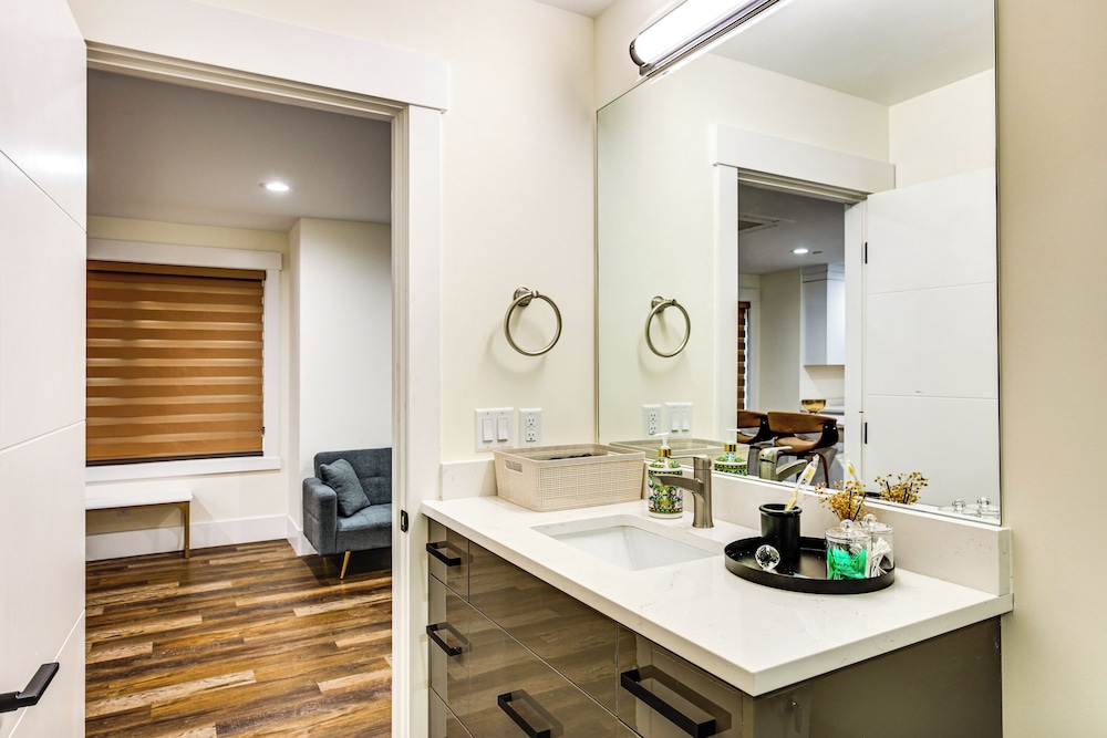 Quiet PNW Base: Walkable Apt in Normandy Park