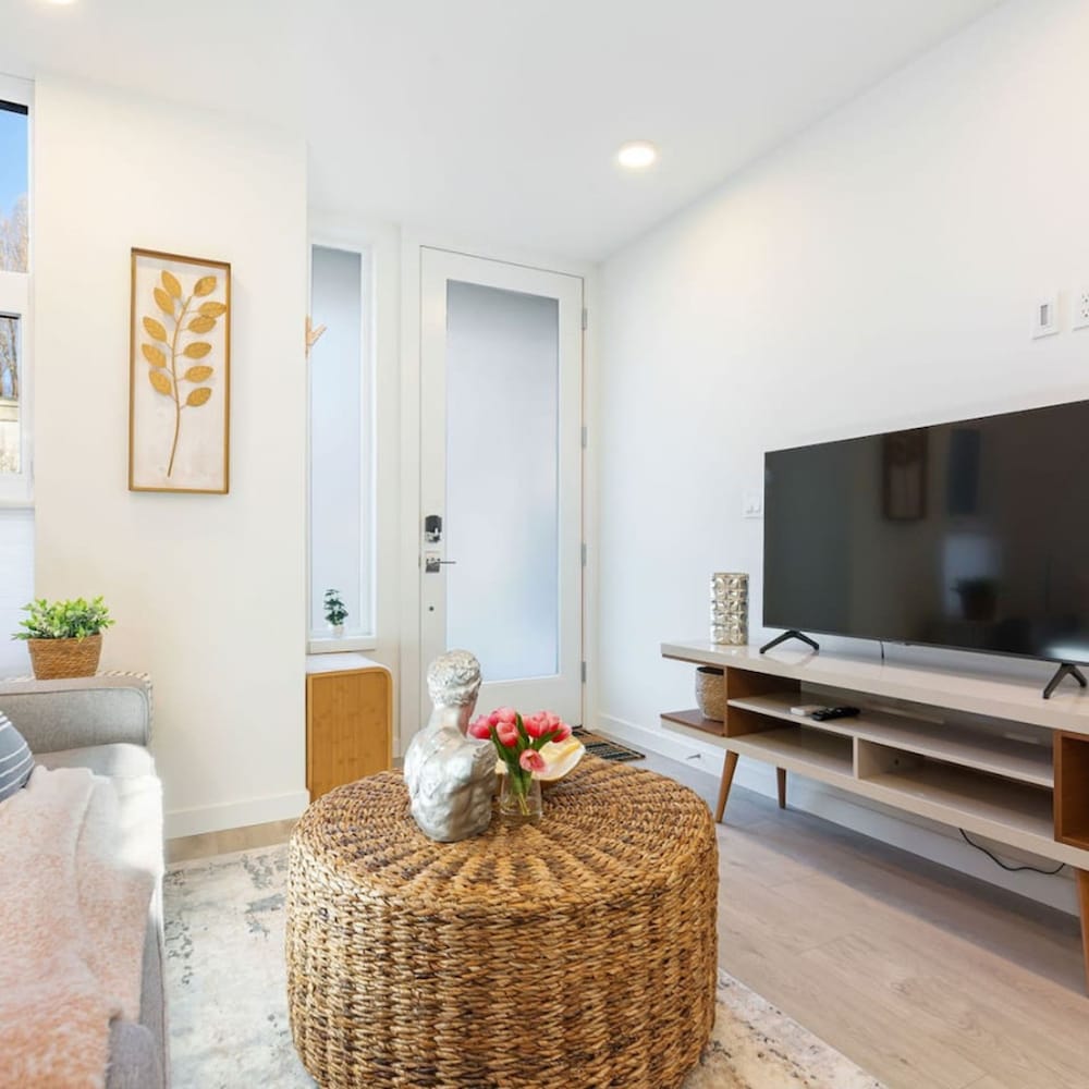 2BR 2BA Capitol Hill Cozy Haven- Rooftop view 4