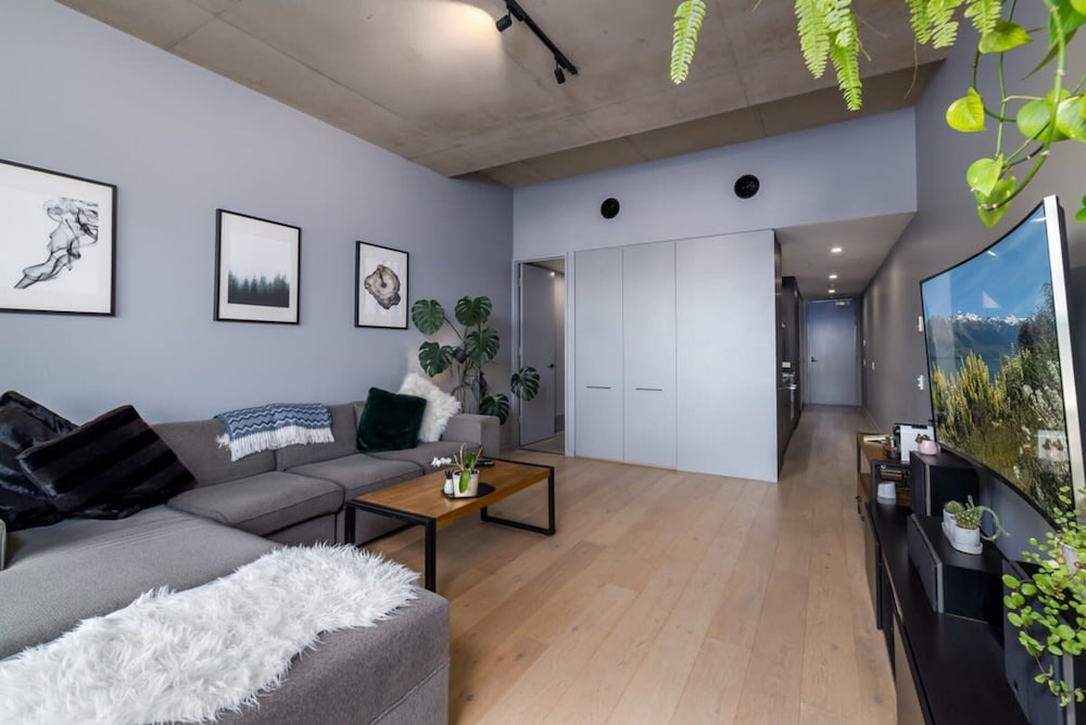 Stunning 1BR Apartment With Water Views