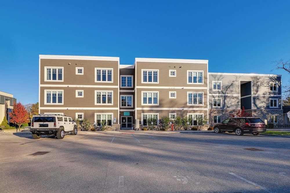 Walk to Front St! Traverse City Condo Near Skiing