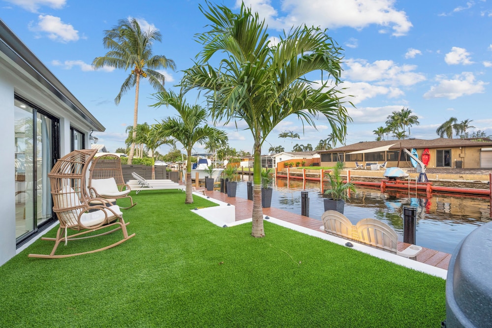 Tropical Waterfront Oasis with Hot Tub Jacuzzi