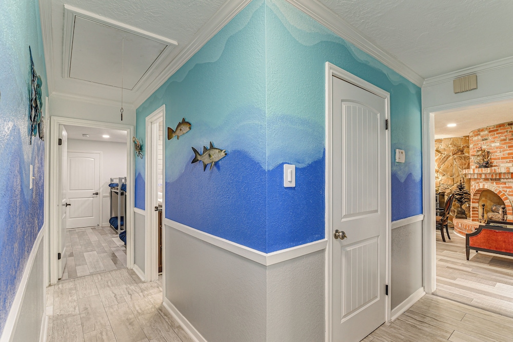 ~ 2 Blocks to Beach: Galveston Group Getaway!