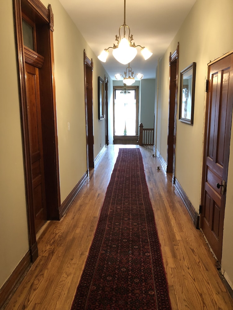 Vineyard Mansion & Carriage House Bed & Breakfast