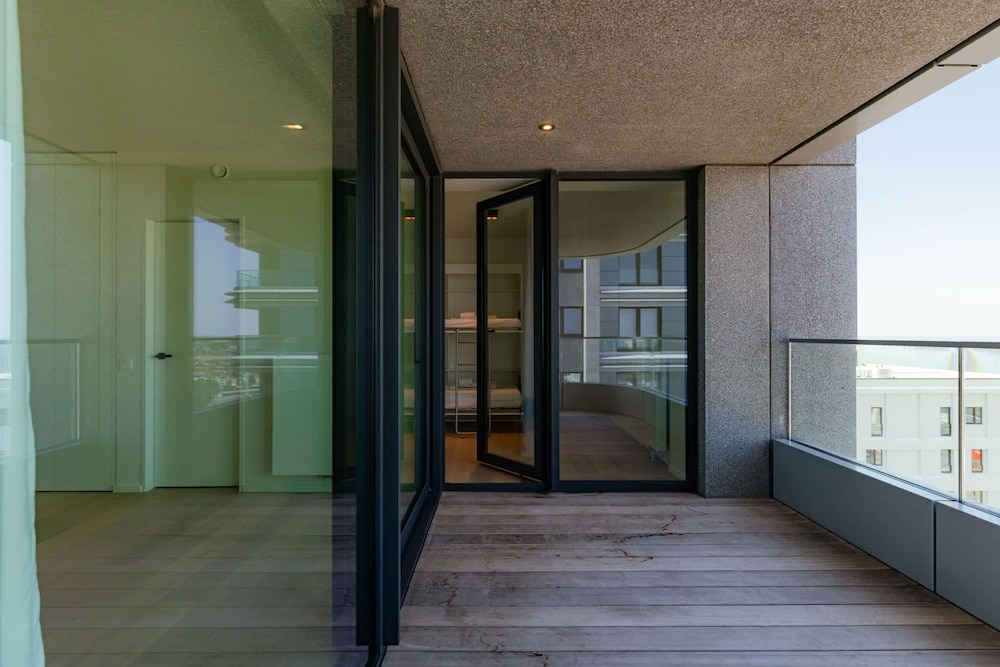 Huswell - Minimalist Coastal Luxury Panoramic View