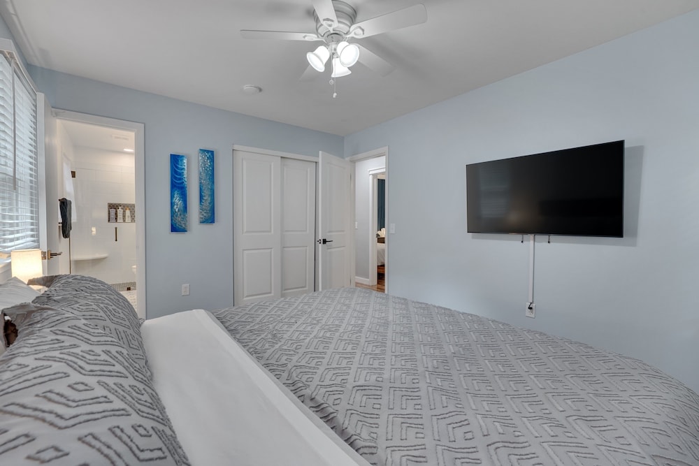 Relaxing Retreat Near North Hills & Downtown 3 Bedroom Home