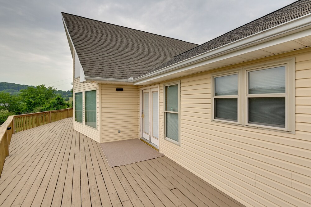 Gordonsville Retreat: Deck w/ Spectacular Views!