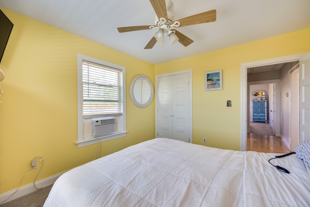 Welcoming Cottage w/ Outdoor Pool & Water Views! view 4