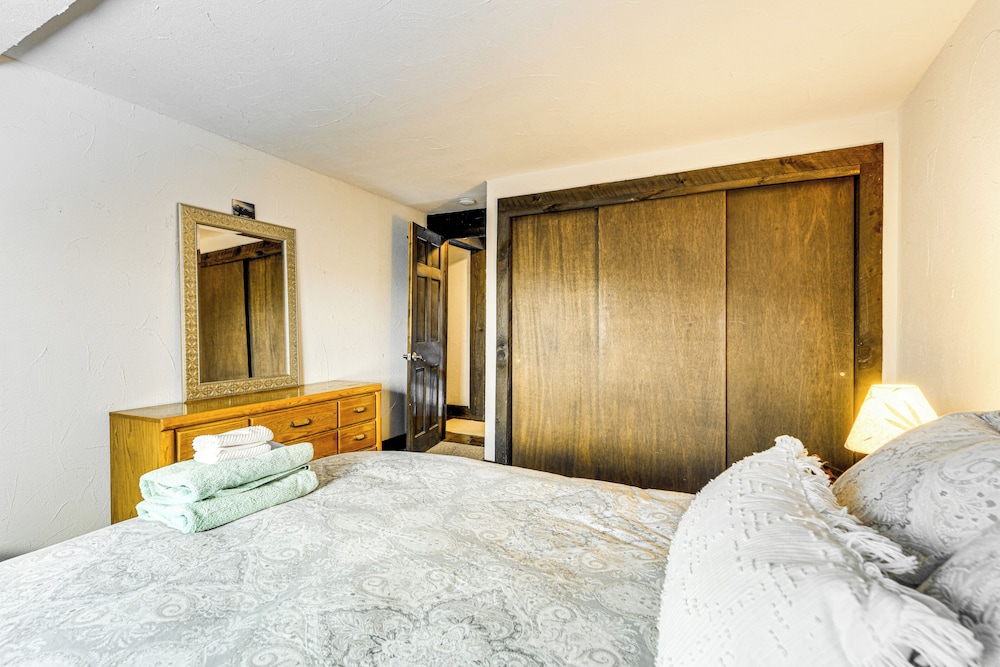 11 Mi to Sugarbush: Eclectic Ski House w/ Hot Tub!