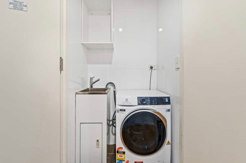 Central Modern 1 Bedroom With Air-con Balcony