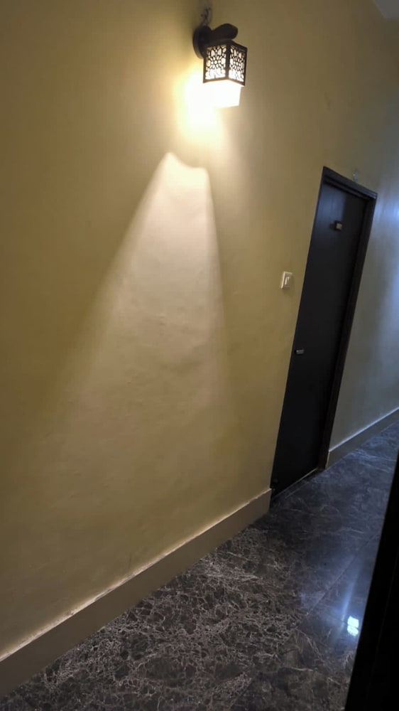 Sada Shiv Guest House near Ganga river
