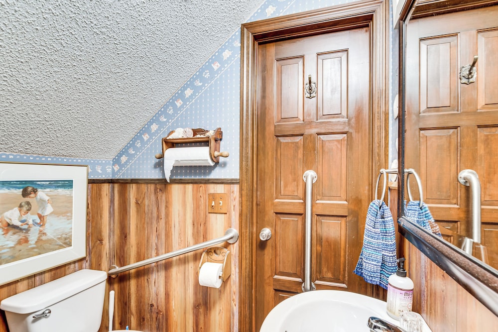 Lake Access + Private Patio: Sunny Inverness Apt!