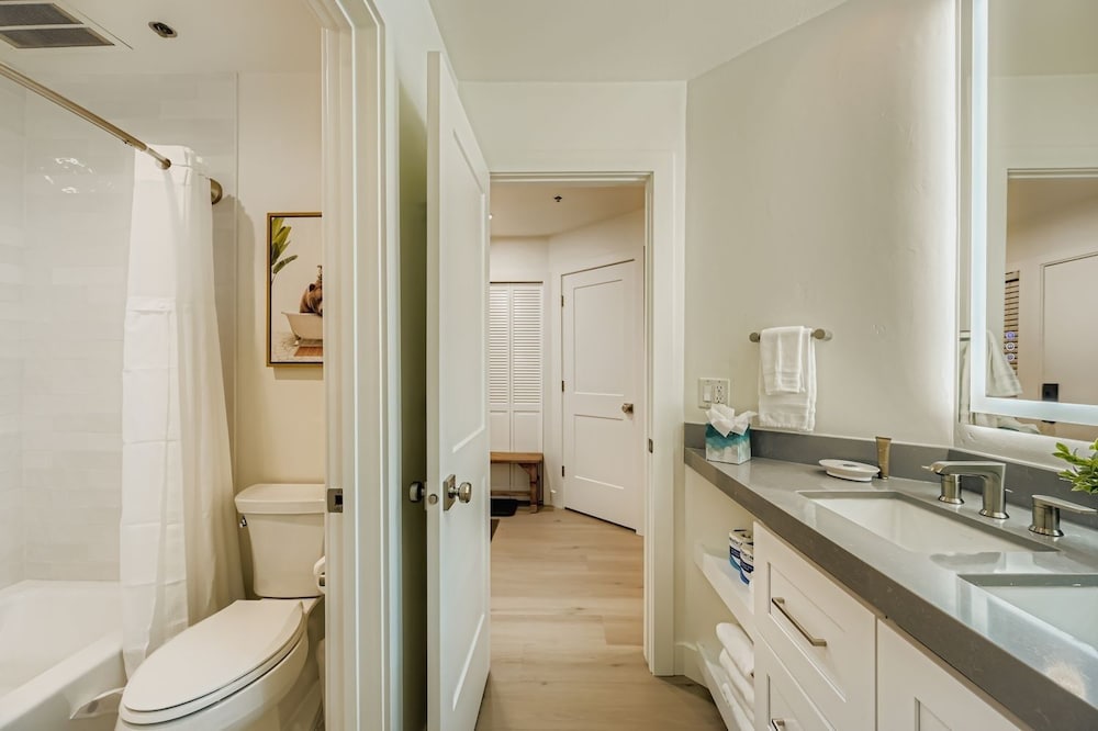 Woodside Avenue Retreat 1375 2 Bedroom Condo