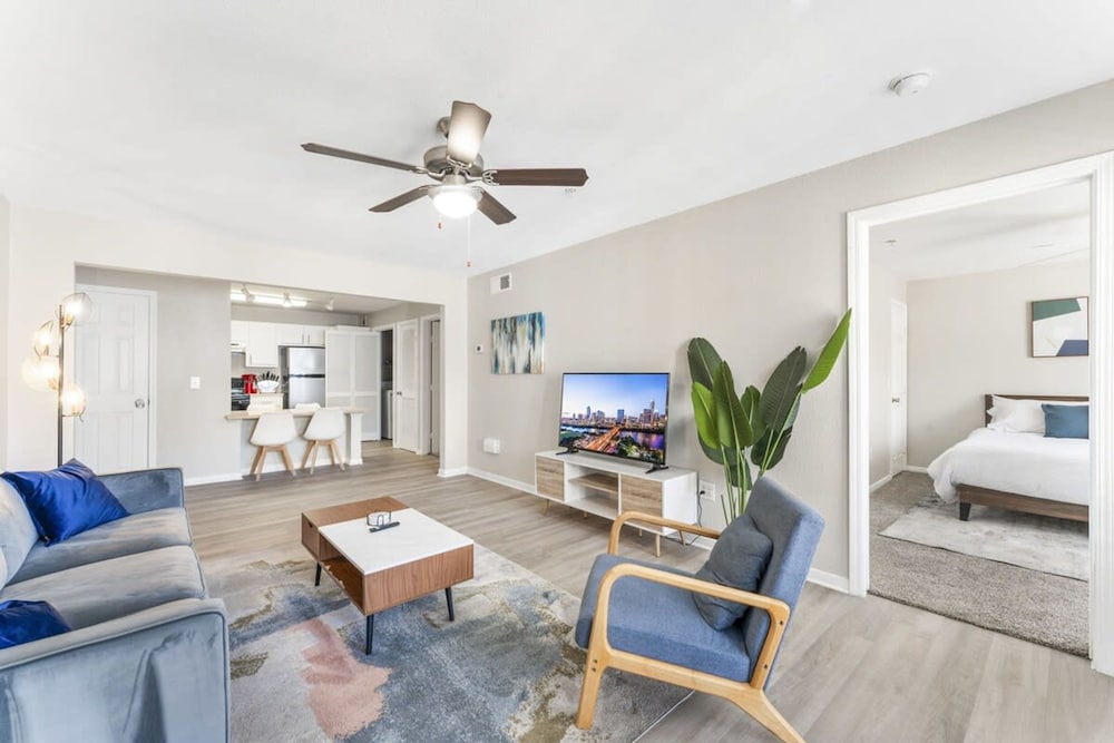 Ideal 2BR King Suite w Gym Pool Close to Downtown