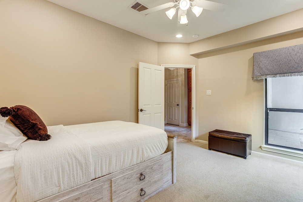 Walk to Shops & Eats: Family Retreat in Houston