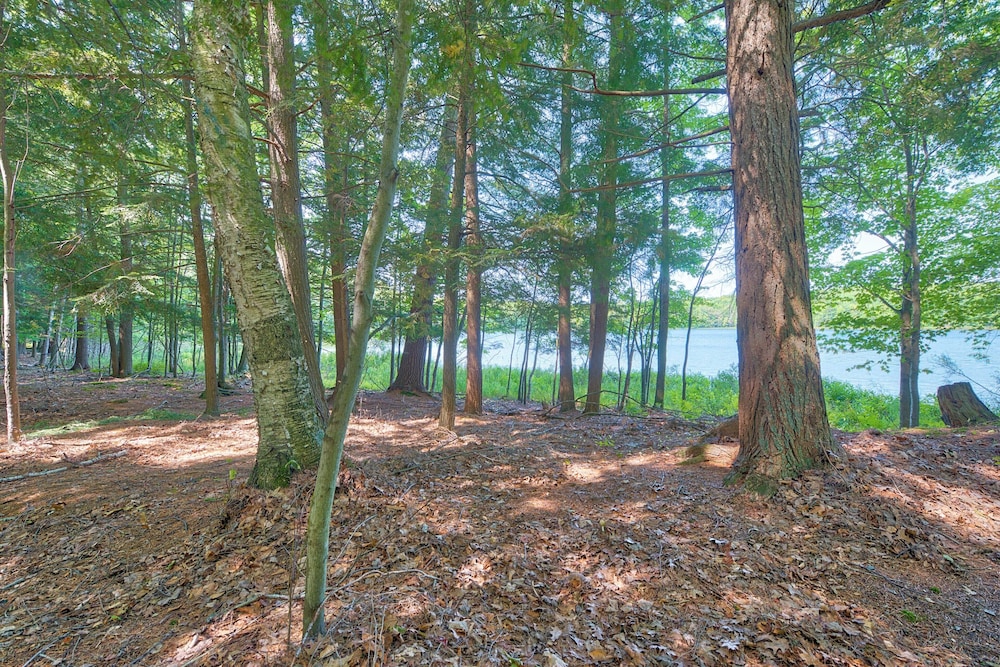Lakefront Cabin w/ Beach Access: Levering Retreat