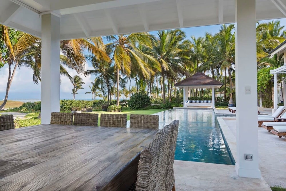 Oceanfront Golf Course Estate w Pool Guest House