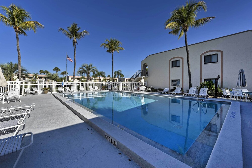 5 Mi to Fort Myers Beach: Condo w/ Private Lanai!
