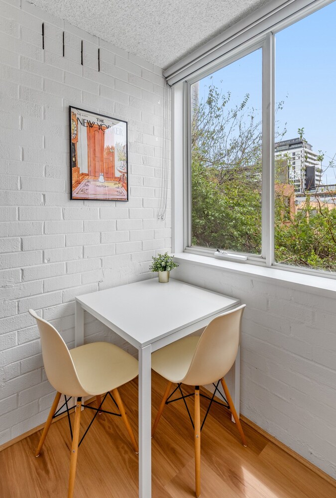 Cozy 1BR Stay in South Yarra With Parking & Wi-fi