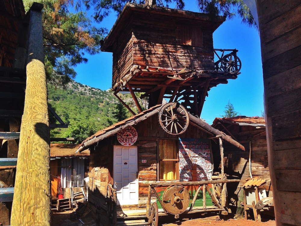 Kadir's Tree Houses