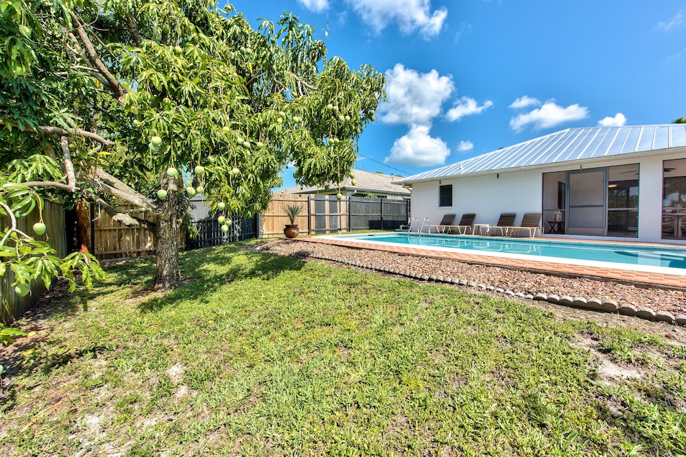 Avanti Vacation Rental, Relaxing 3-BR Retreat with Private Pool Minutes from Vanderbilt Beach and Delnor-Wiggins State Park. Enjoy Southern Exposure, BBQ A
