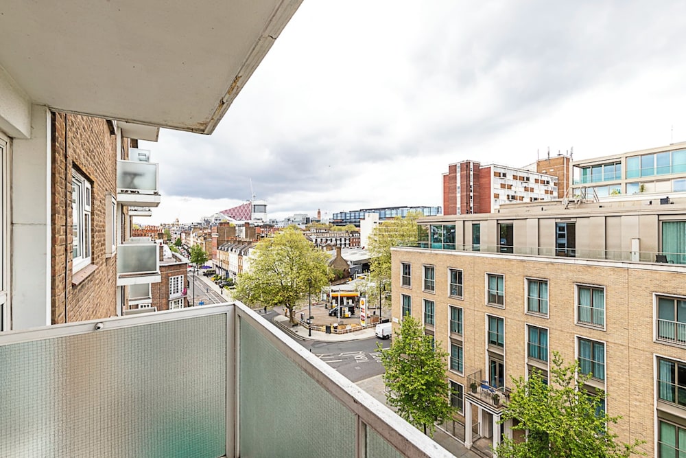 Modern Apartment With Balcony