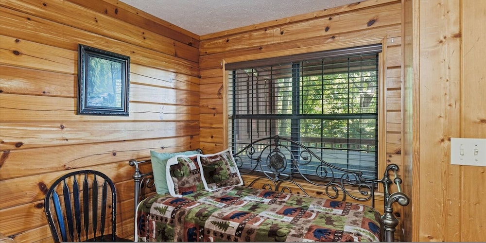 Smoky Mtn Lux Cabin Hot Tub Pool Views
