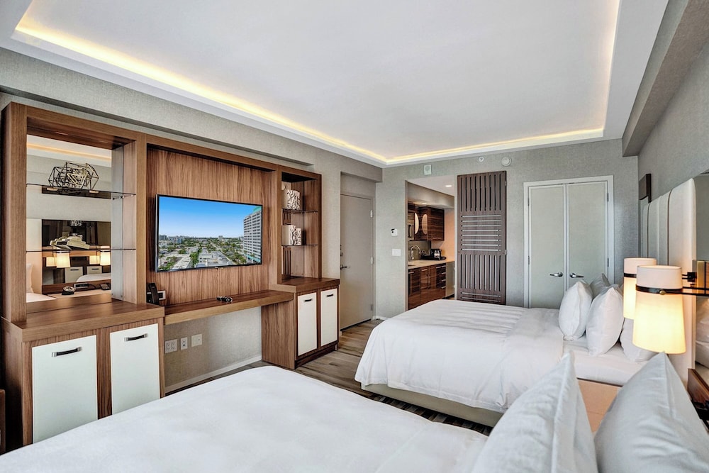 Elegant Beachfront Condo: Your Perfect Getaway!