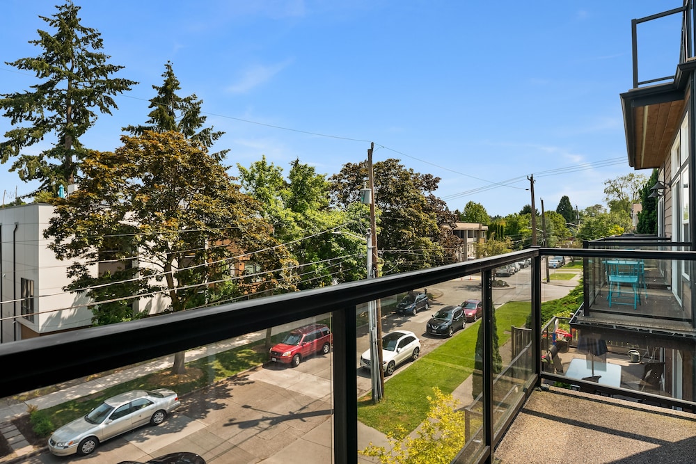 Seattle Vacation Home: The Aerodrome