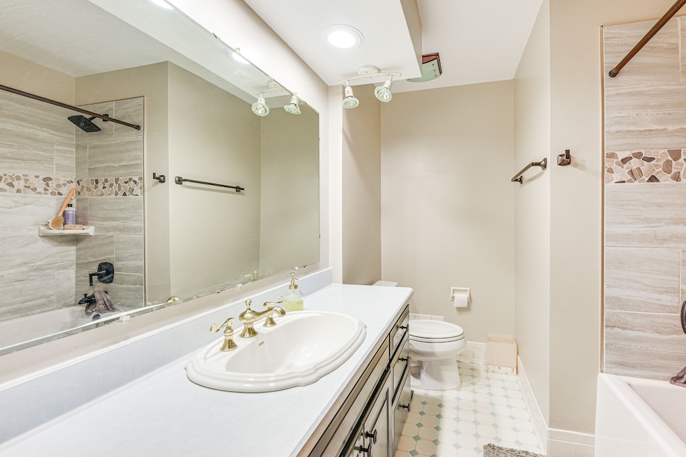 Convenient Racine Home: 4 Mi to Lake Michigan! - Property Image 1