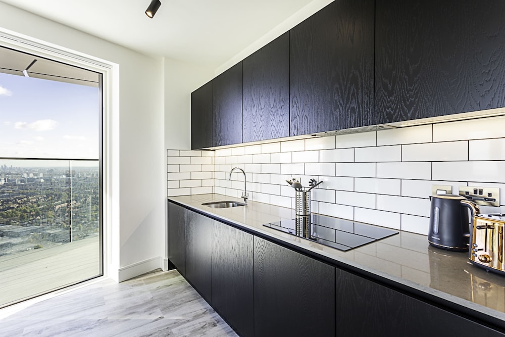 Beautiful 2 Bed Icon Tower Flat 5