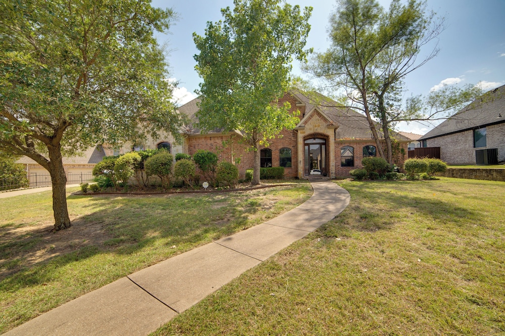 Spacious Texas Retreat w/ Community Pool