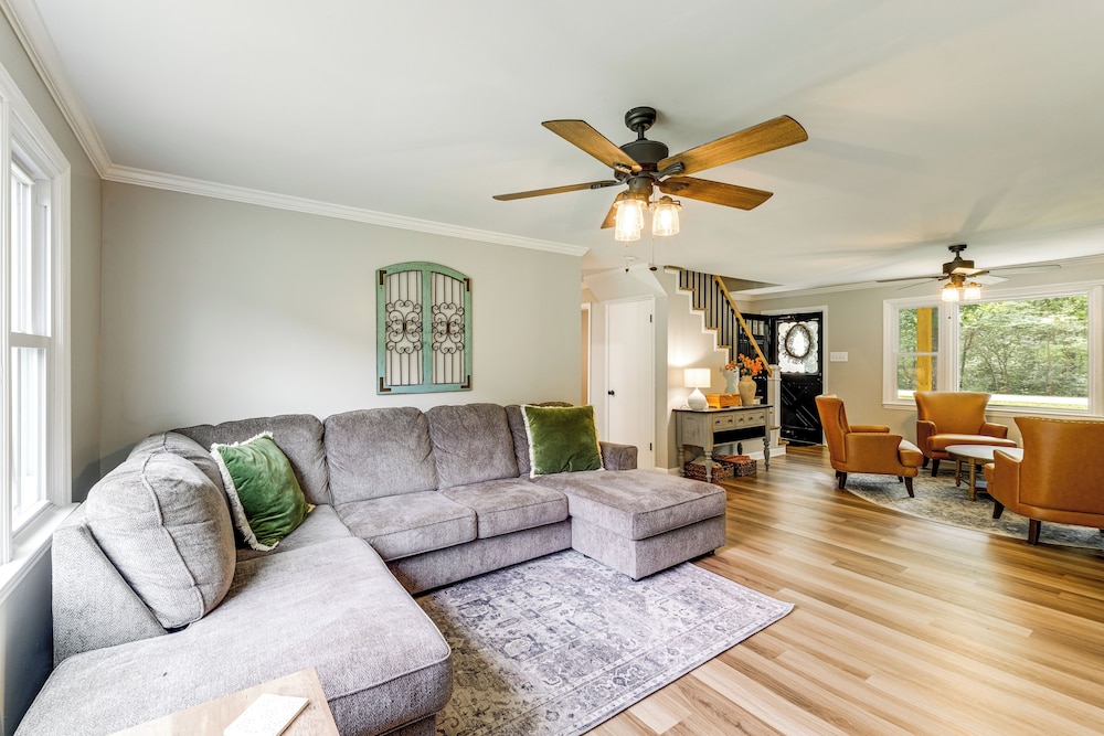 Alleghany Mountain Cottage w/ Porch & Backyard