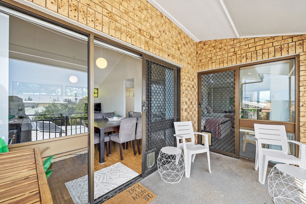Quaint 2-bed Beach Abode With Ocean Views