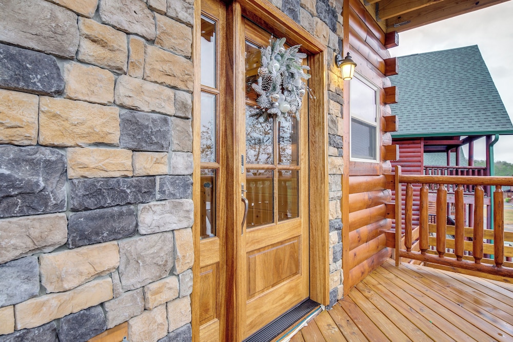 Hot Tub & Spectacular Views: Sevierville Cabin