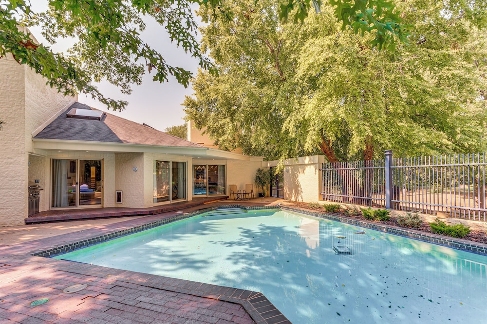 1 Mi to OU! Group Getaway w/ Game Room, Pool