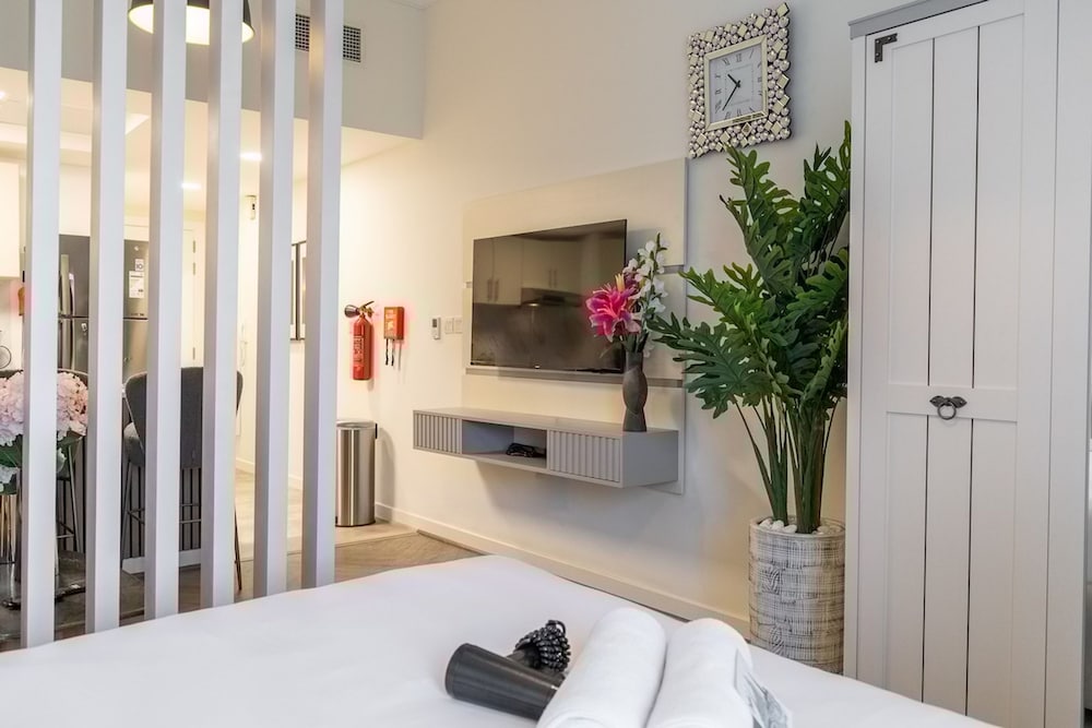 Your Dream Stay in JVC - Stylish Studio for 4