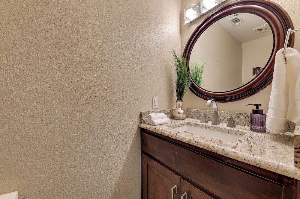 7 Mi to Lewisville Lake: Spacious Denton Home