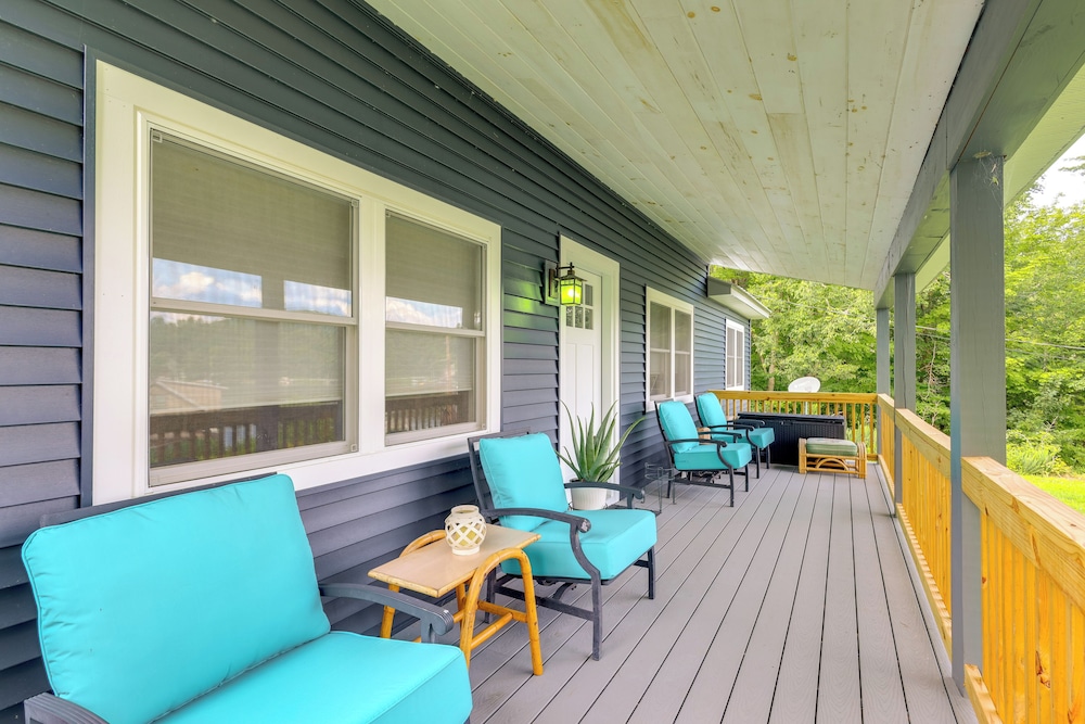 Game Room, Patio & Stunning Views: Lakefront Home!