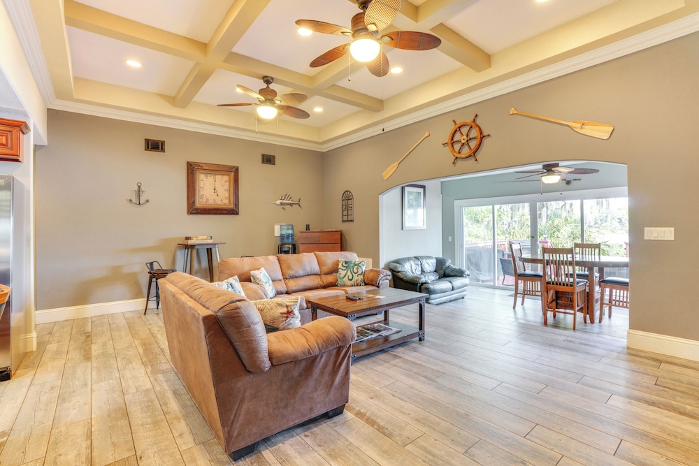 Fish, Swim & More: Lakefront Retreat in Ocklawaha!