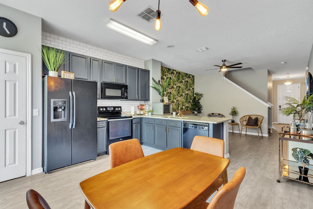 Just 10 Mins From Disney and Walking Distance to Outlets & Restaurants view 5