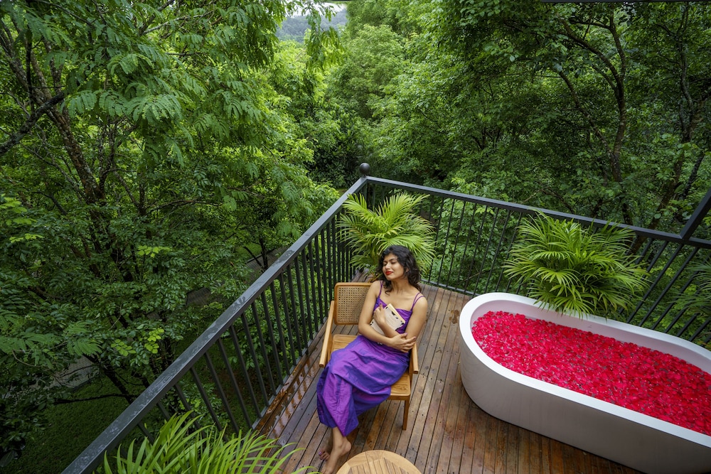 Crystal Kuruva Nature Resort & Spa