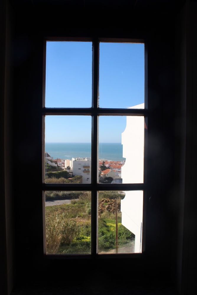 Ericeira Chill Hill Hostel & Private Rooms - Peach Garden