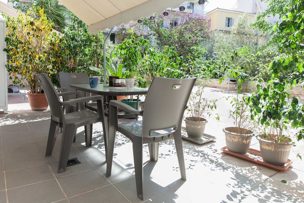 Modern 2 Bd Kipseli Hideaway Patio Apt